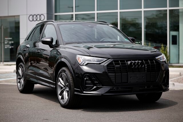 2025 Audi Q3 S line Premium photo 2