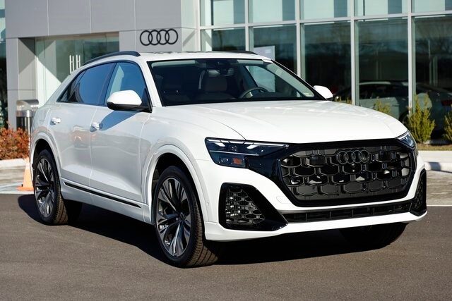 2025 Audi Q8 55 Premium Plus photo 2