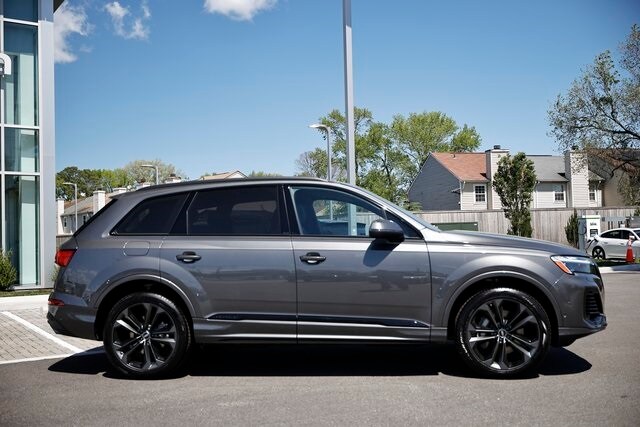 2025 Audi Q7 55 Premium Plus photo 3