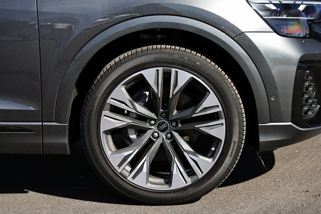 2025 Audi Q8 55 Premium Plus photo 4