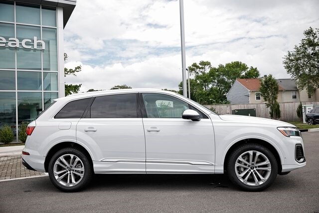 2025 Audi Q7 55 Premium Plus photo 3