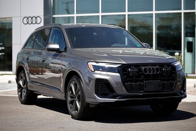 2025 Audi Q7 55 Premium Plus photo 2