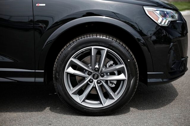 2025 Audi Q3 S line Premium photo 4