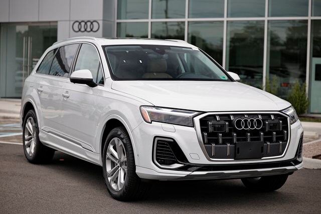 2025 Audi Q7 55 Premium Plus photo 2