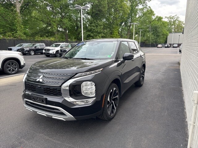 2023 Mitsubishi Outlander SE photo 4