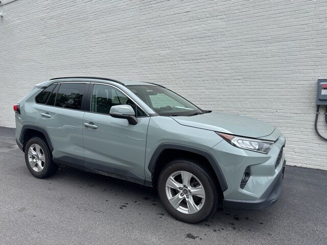2021 Toyota RAV4 XLE photo 2
