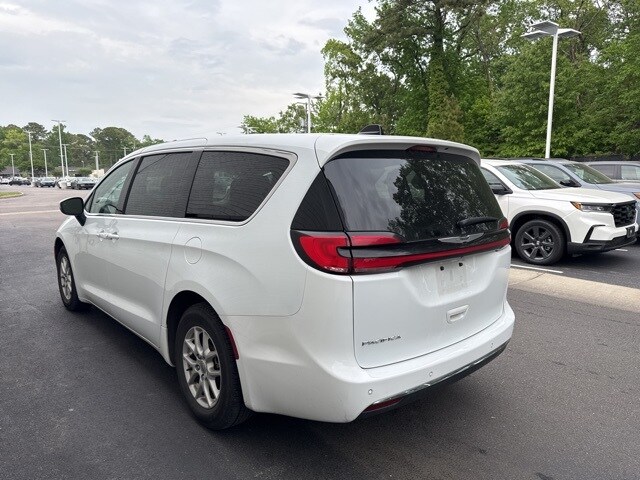 2023 Chrysler Pacifica Touring L photo 3