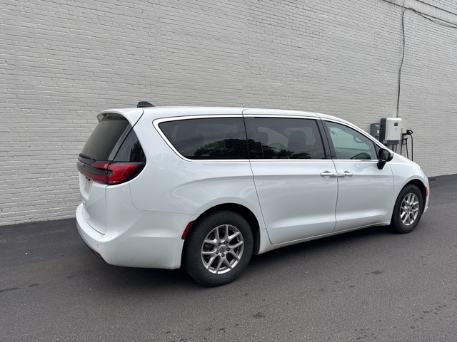 2023 Chrysler Pacifica Touring L photo 2