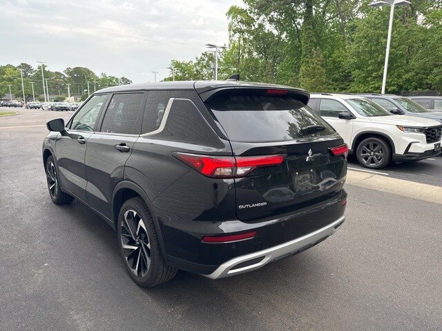 2023 Mitsubishi Outlander SE photo 3