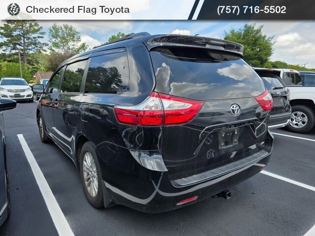 2017 Toyota Sienna XLE photo 4