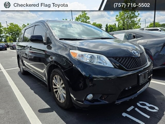 2017 Toyota Sienna XLE photo 3