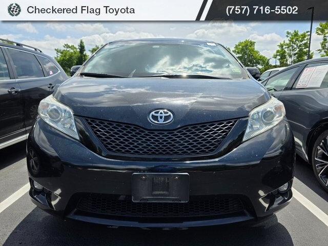 2017 Toyota Sienna XLE photo 2