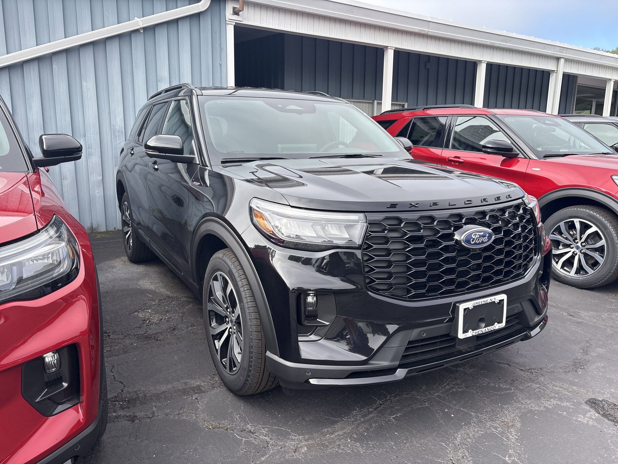 2025 Ford Explorer ST-Line photo 2