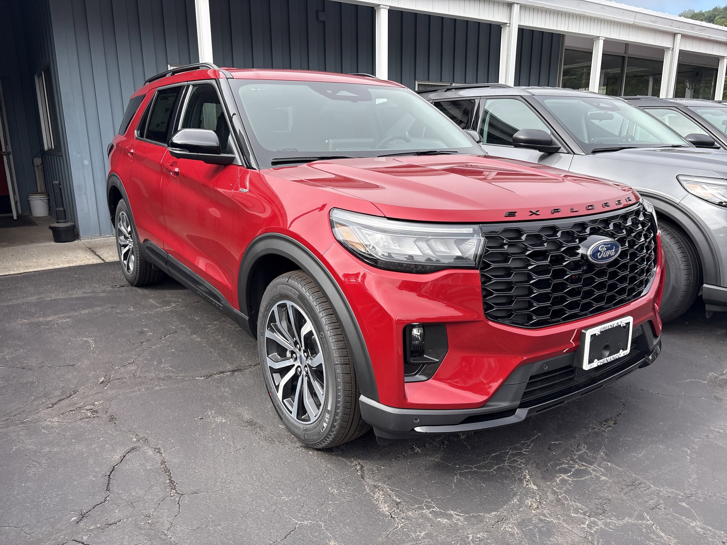 2025 Ford Explorer ST-Line photo 2