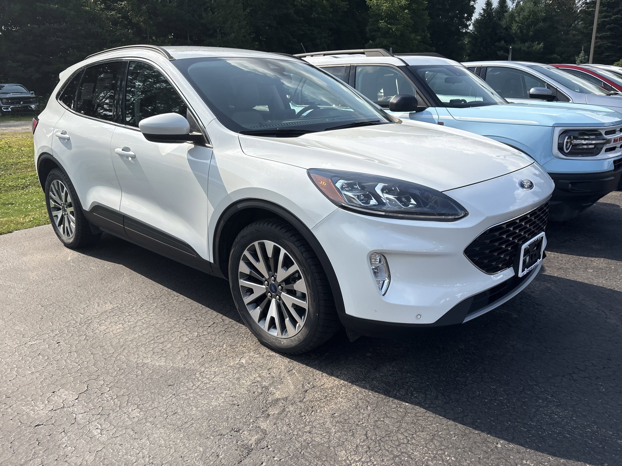 2022 Ford Escape Titanium Hybrid photo 2