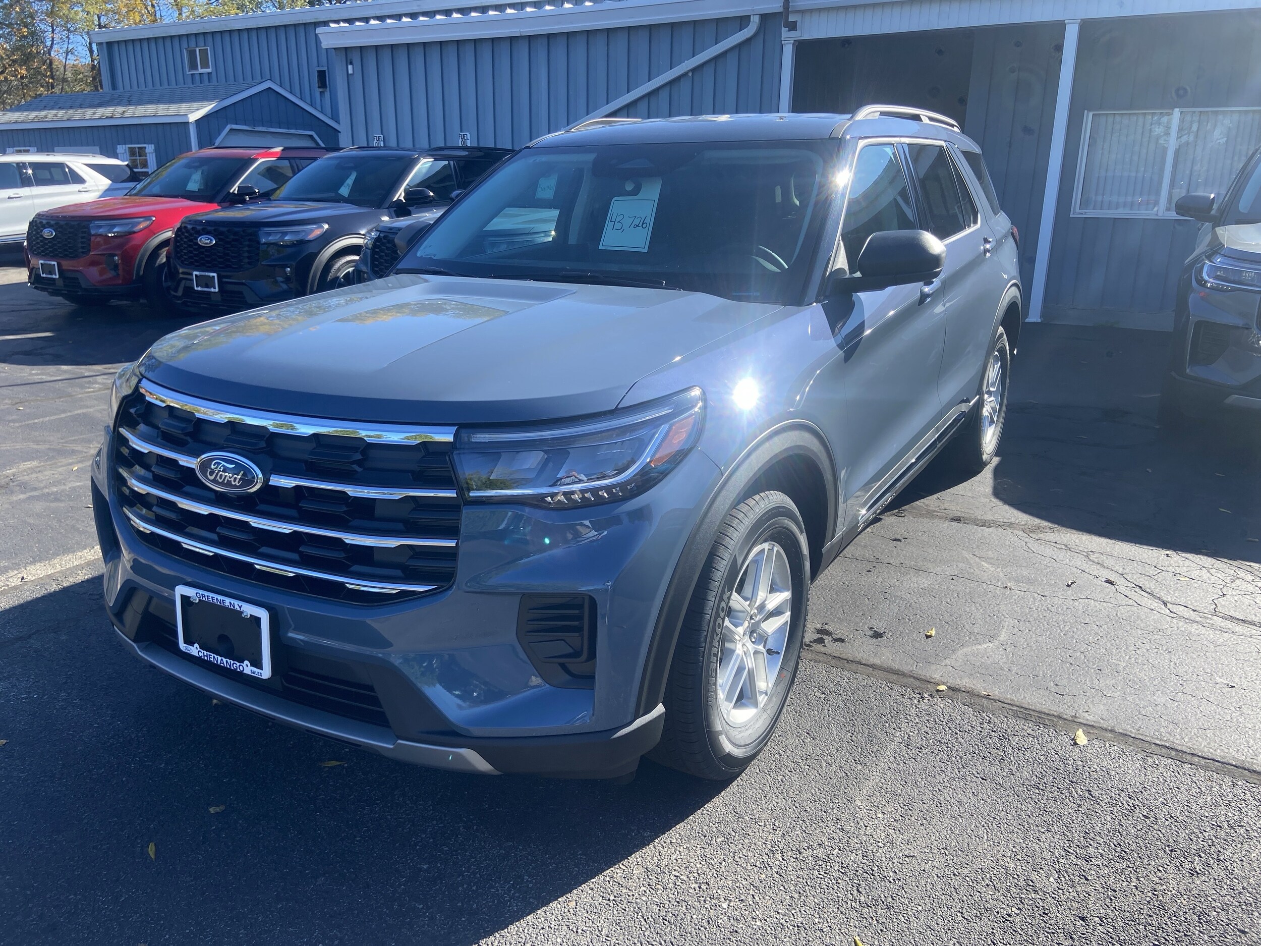 2025 Ford Explorer photo 3