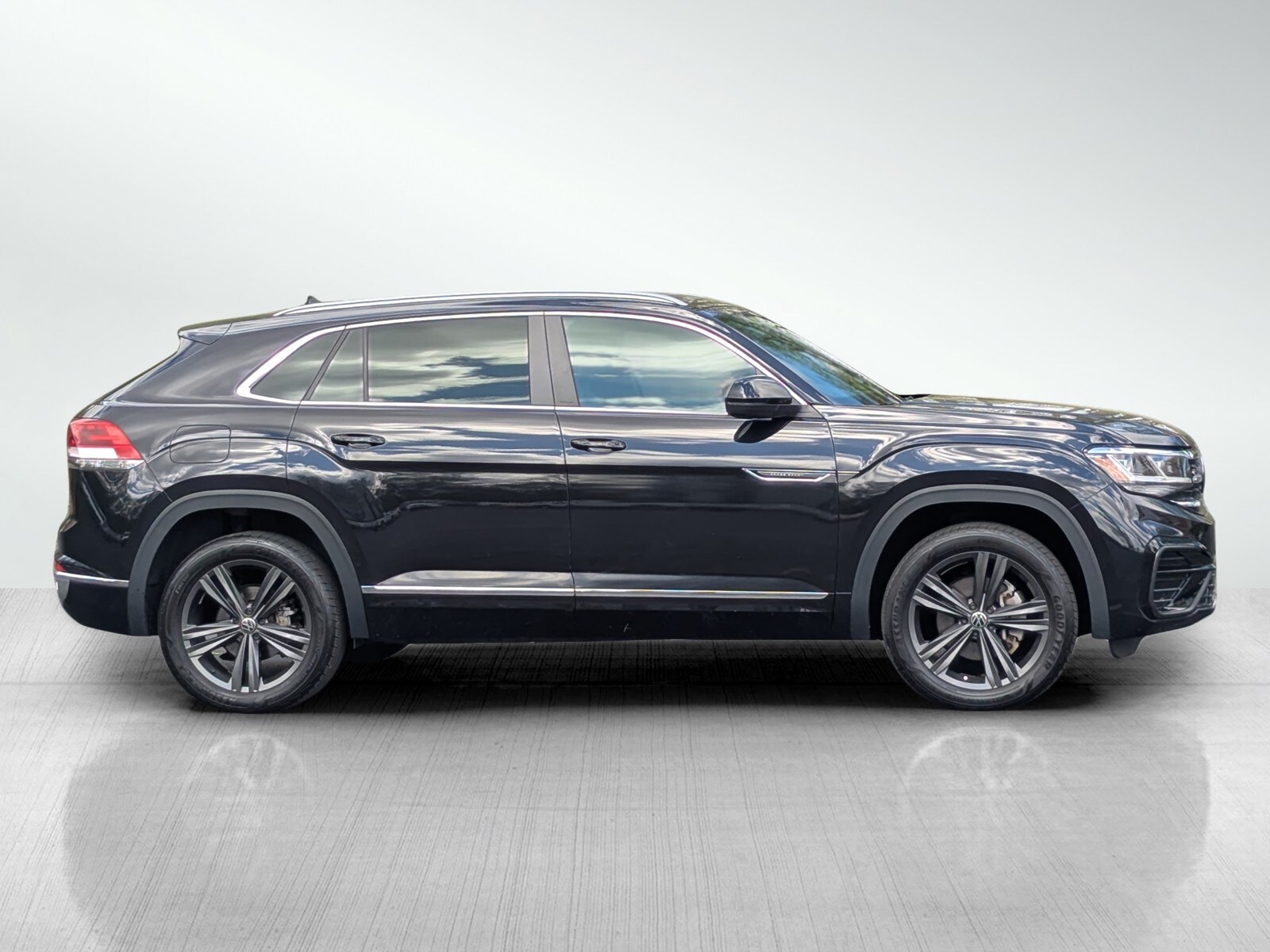 2022 Volkswagen Atlas Cross Sport SE R-Line photo 3