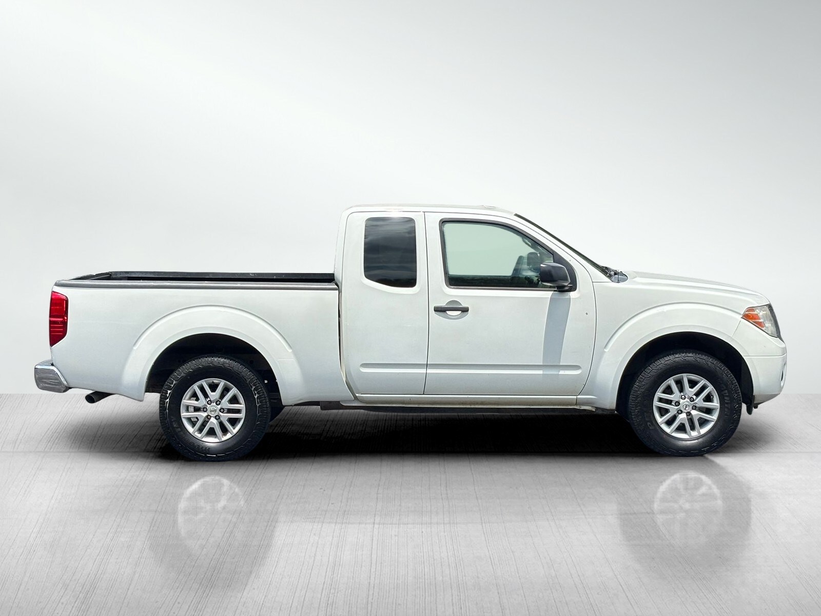 2015 Nissan Frontier SV photo 3