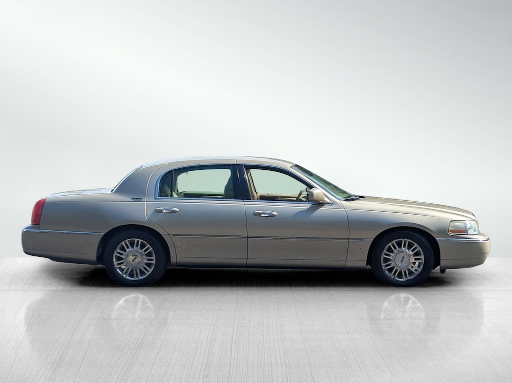 Used 2011 Lincoln Town Car Signature Limited Sedan