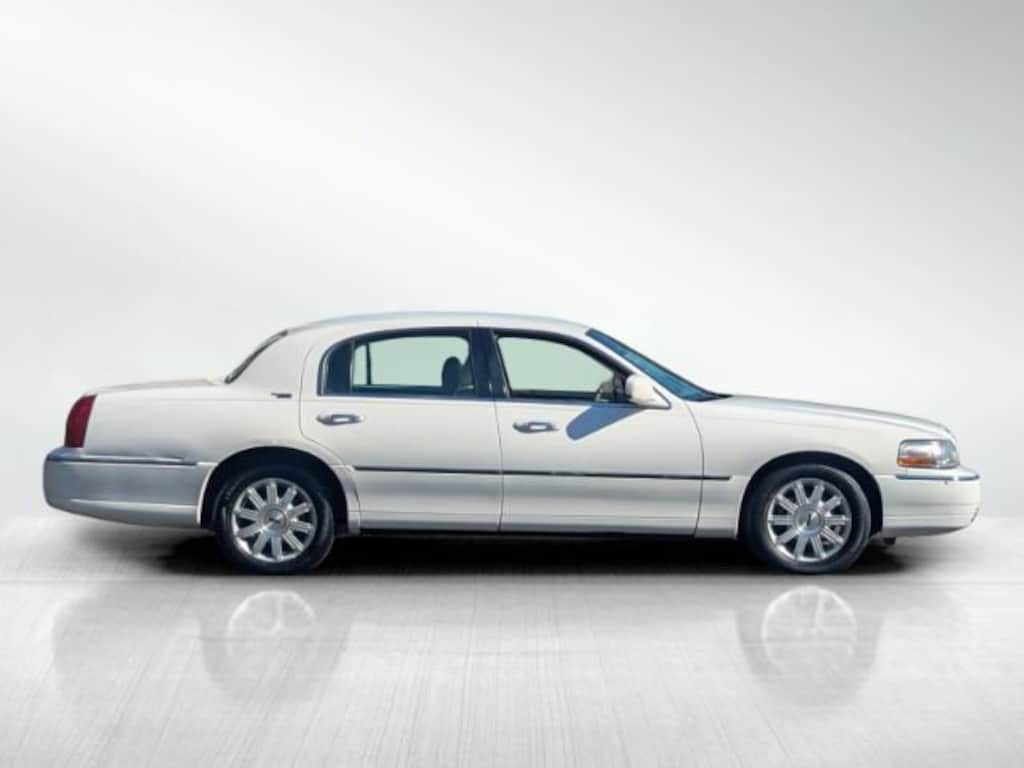 Used 2009 Lincoln Town Car Signature Limited Sedan