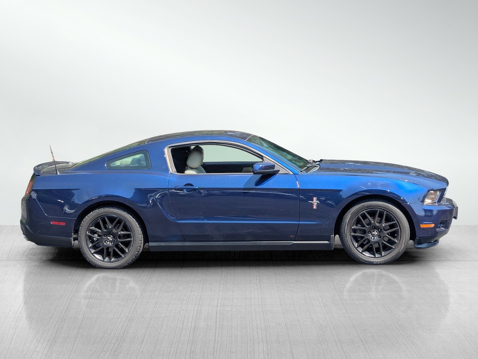 2012 Ford Mustang V6 Premium photo 3