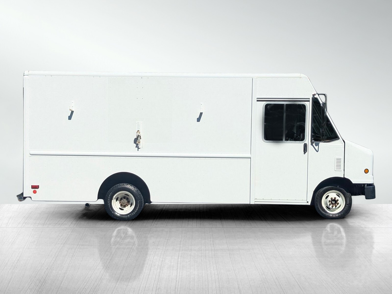 2011 Ford E-350 photo 3