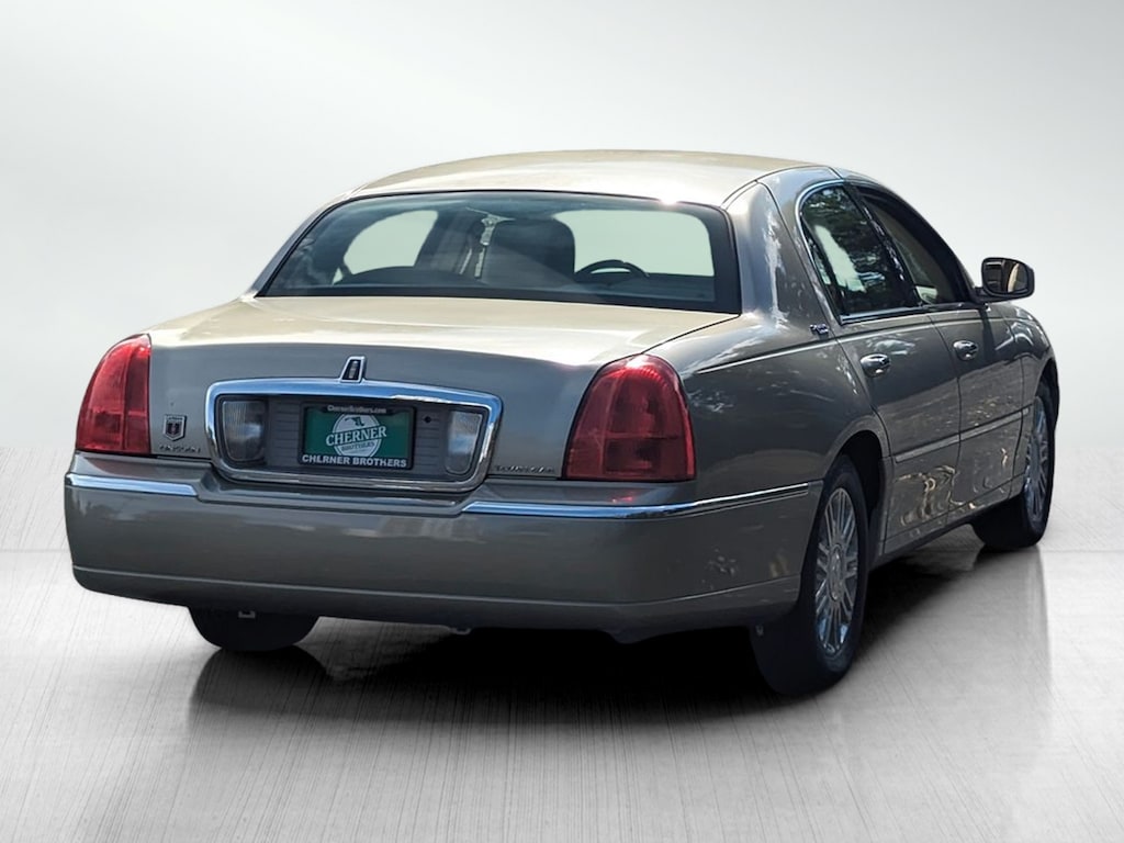 Used 2011 Lincoln Town Car Signature Limited Sedan