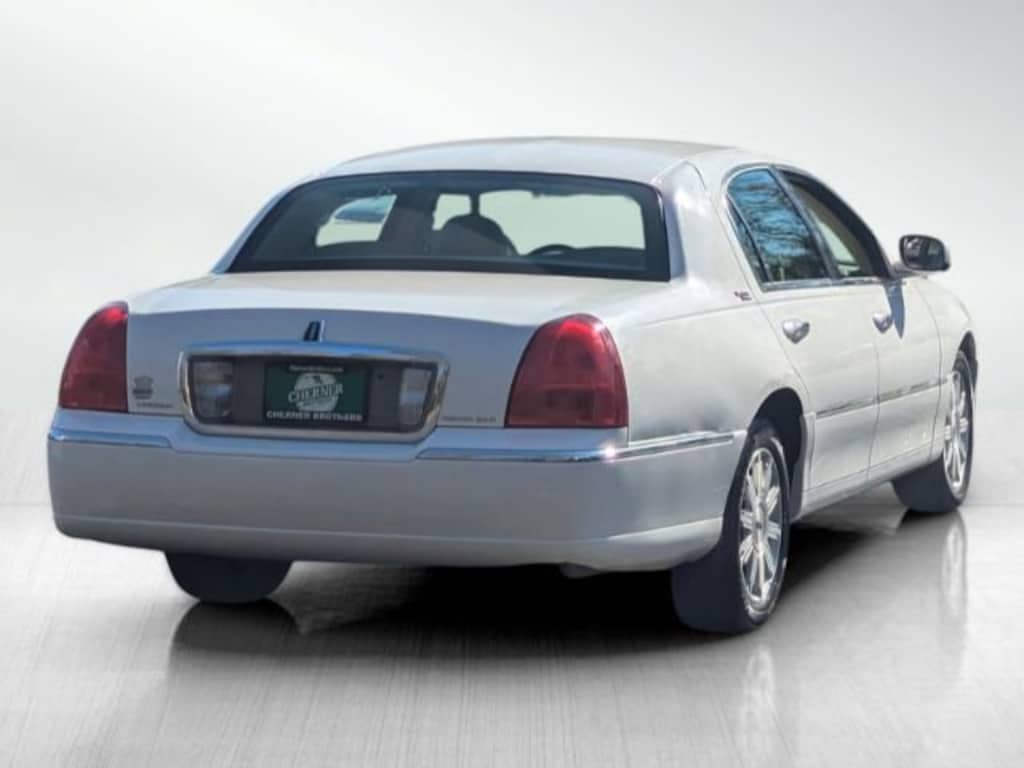 Used 2009 Lincoln Town Car Signature Limited Sedan