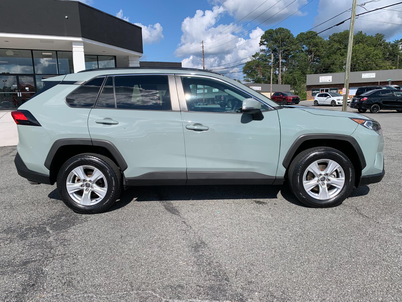 2021 Toyota RAV4 XLE photo 2