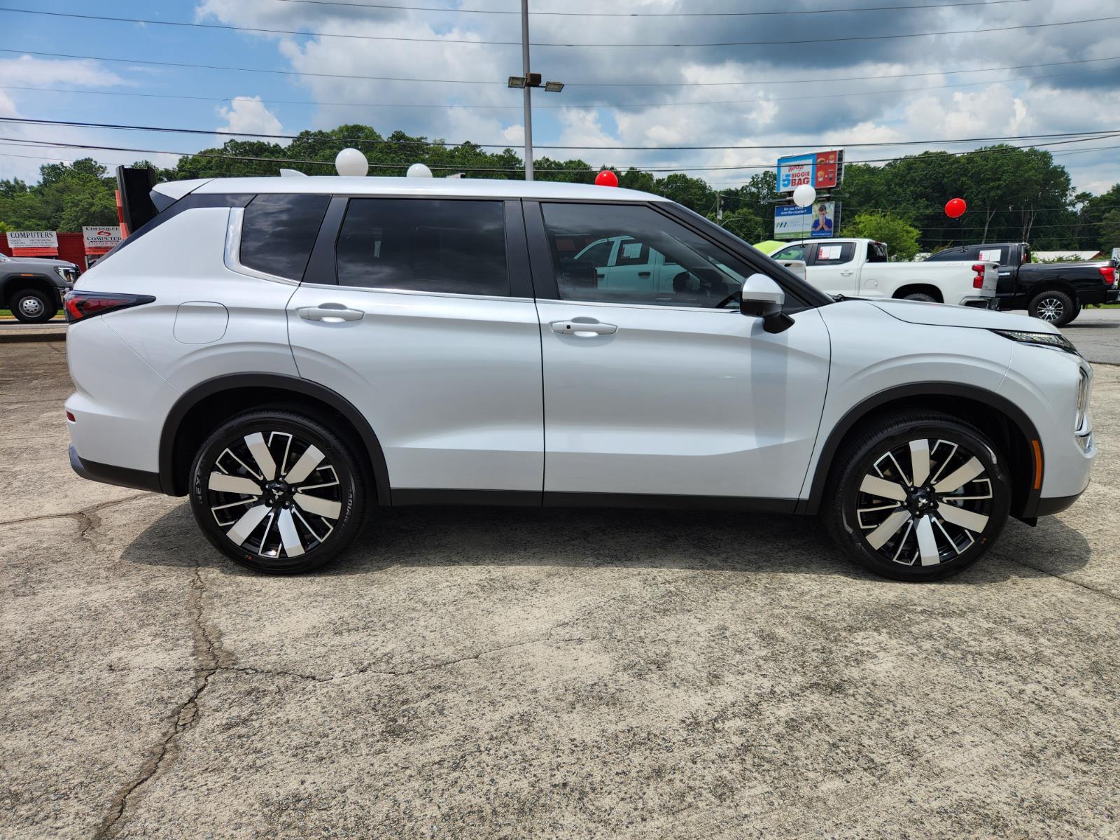 2025 Mitsubishi Outlander SE photo 2