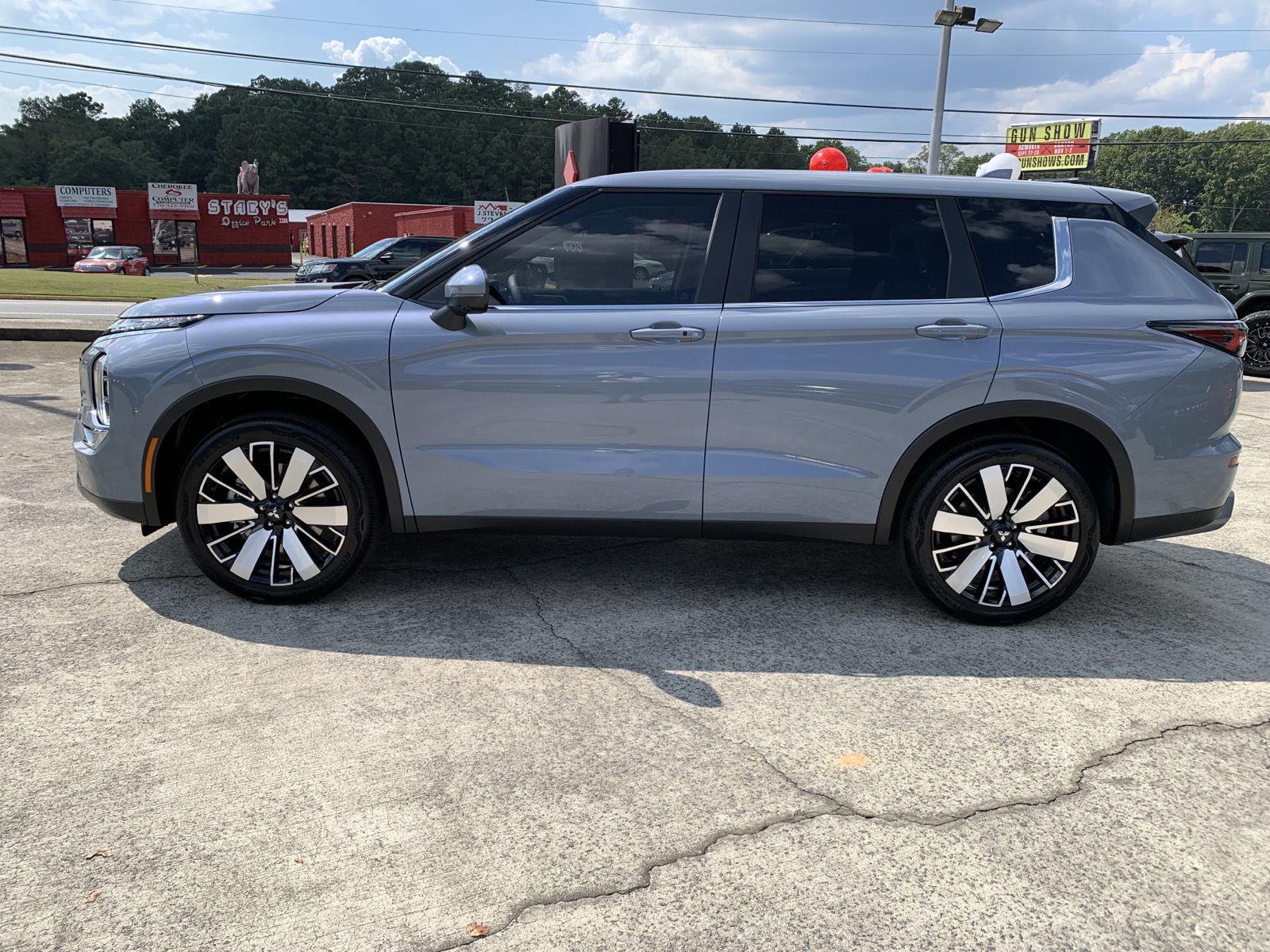 2025 Mitsubishi Outlander SE photo 2