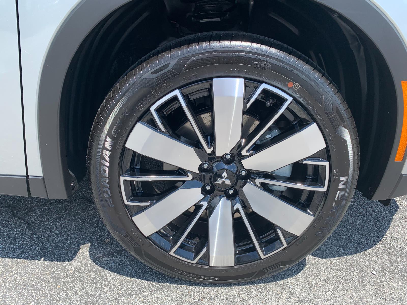 2025 Mitsubishi Outlander SE photo 5