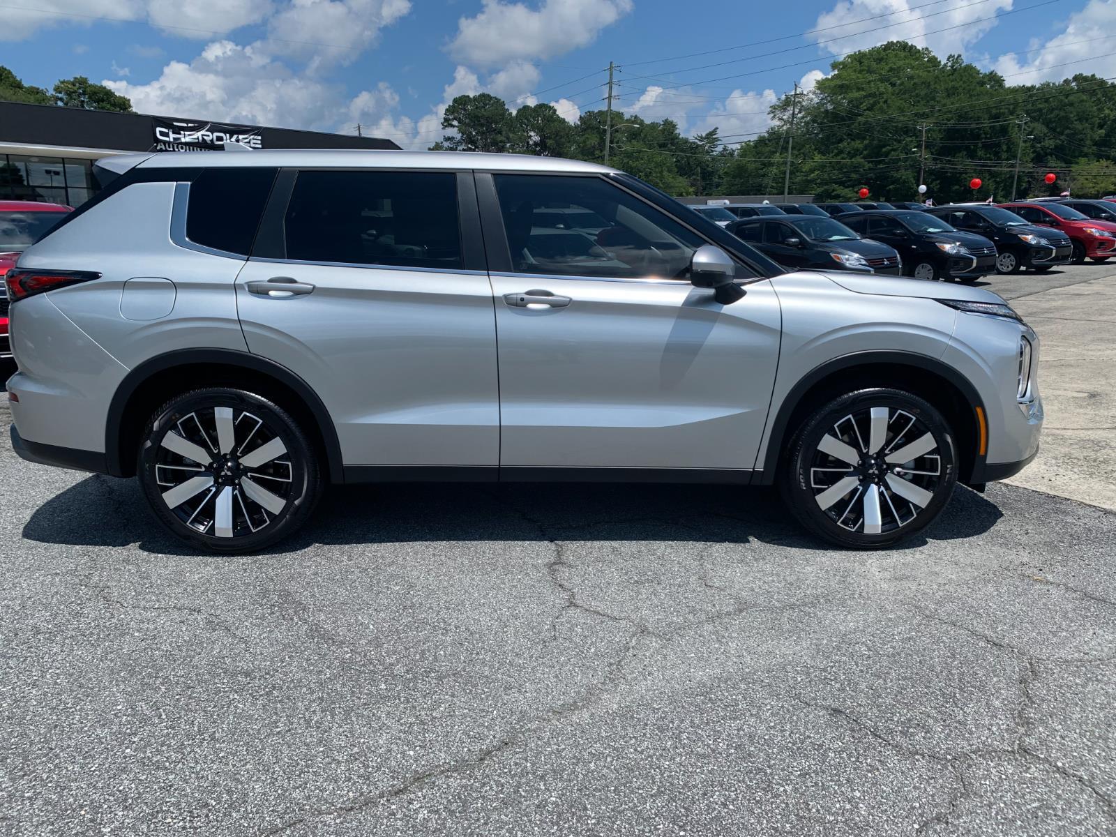 2025 Mitsubishi Outlander SE photo 2