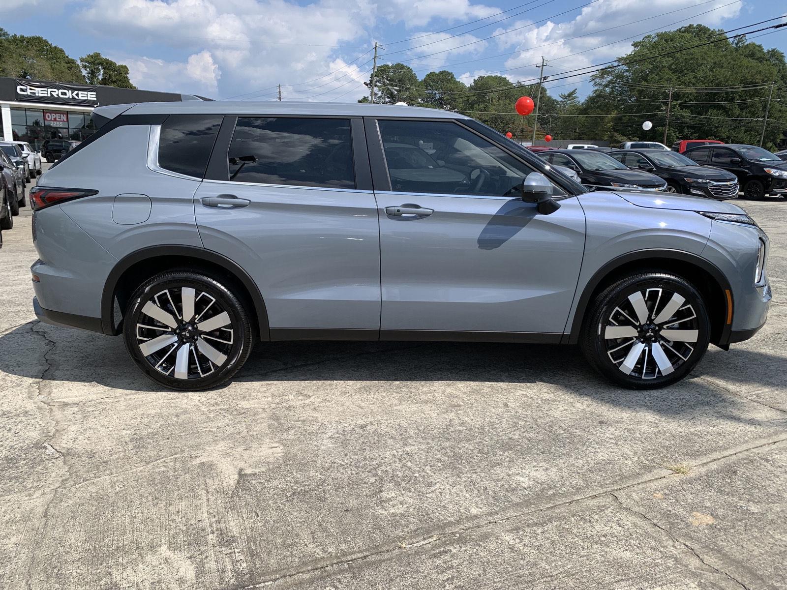 2025 Mitsubishi Outlander SE photo 4
