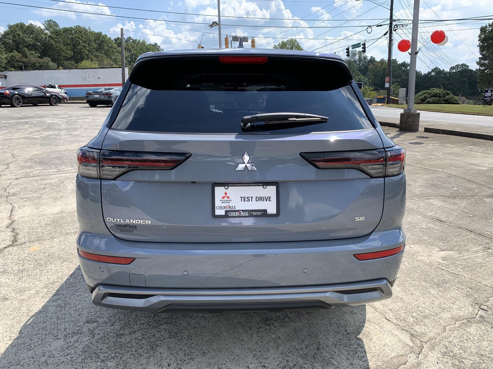 2025 Mitsubishi Outlander SE photo 3