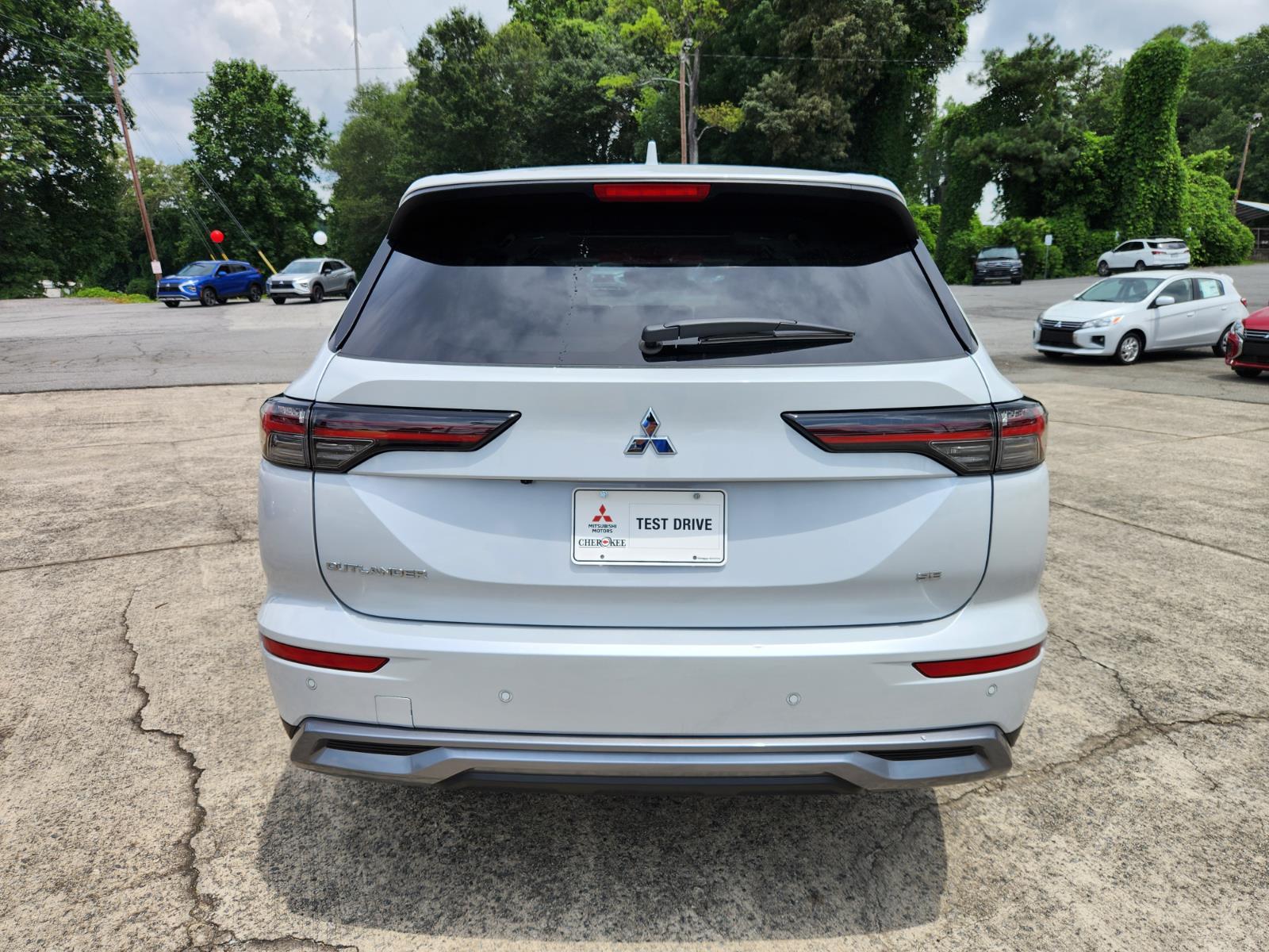 2025 Mitsubishi Outlander SE photo 3