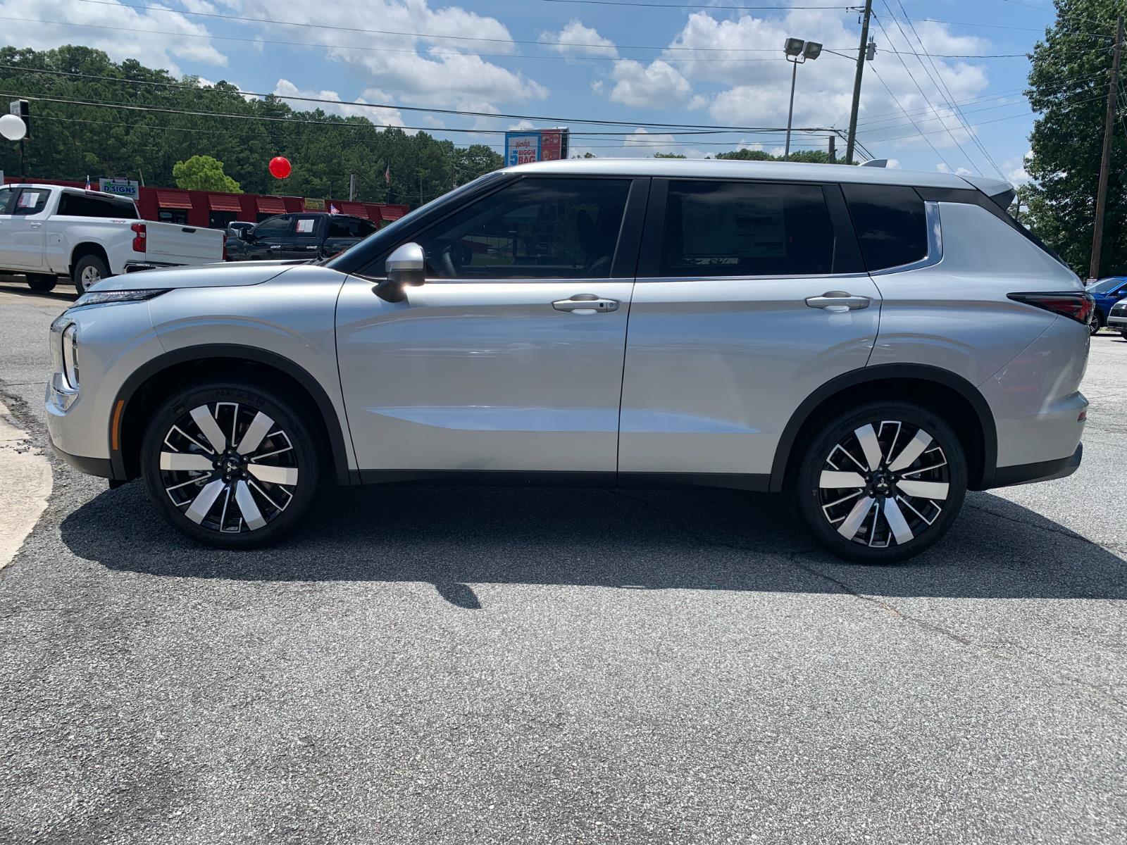 2025 Mitsubishi Outlander SE photo 4