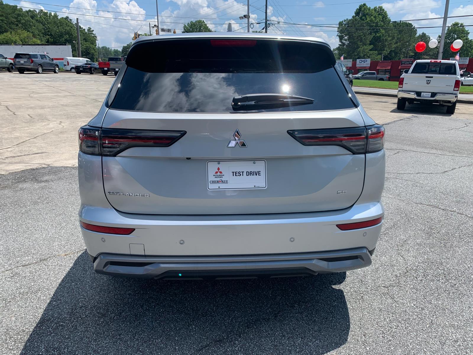 2025 Mitsubishi Outlander SE photo 3
