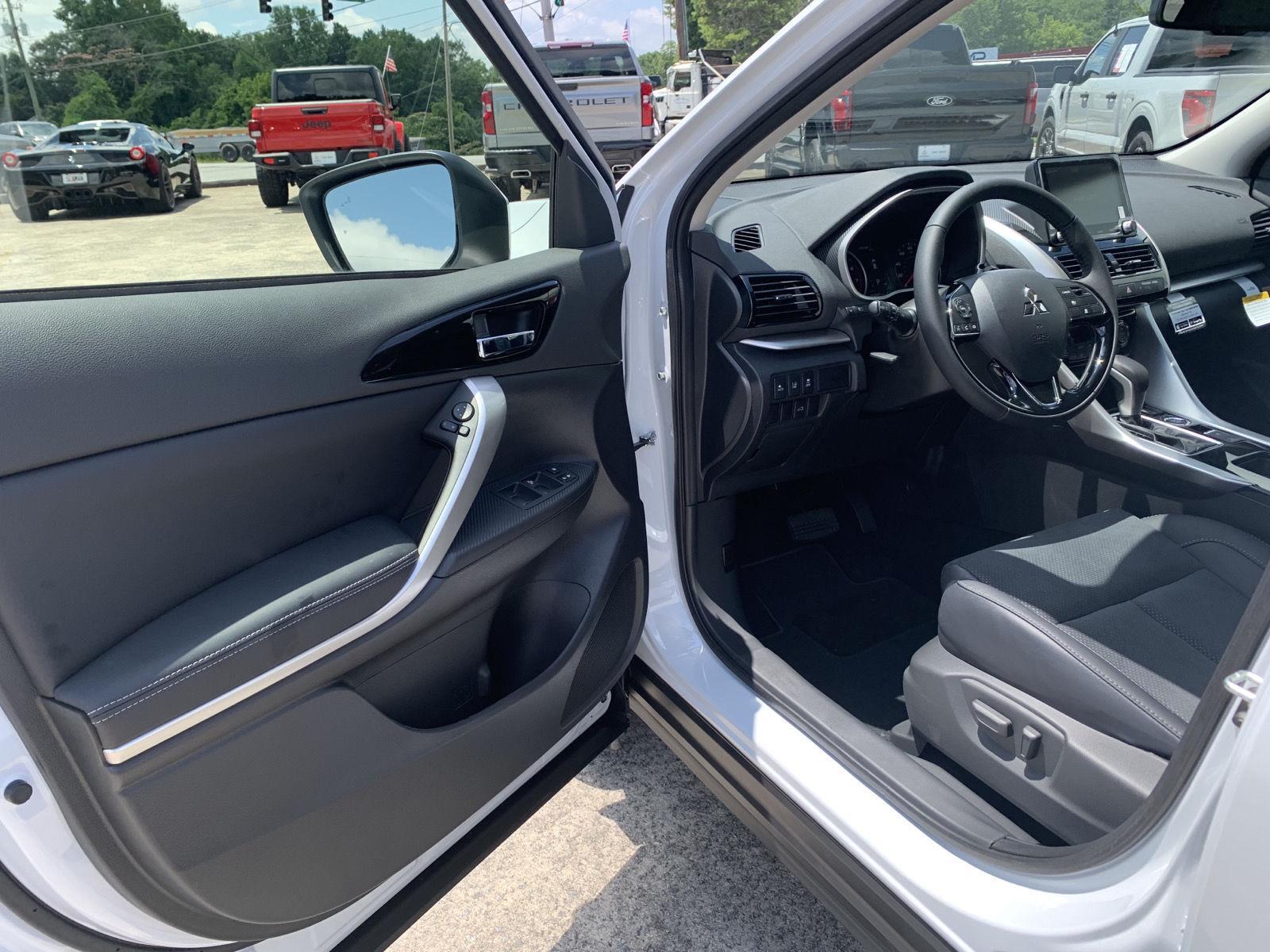 2025 Mitsubishi Eclipse Cross SE photo 4