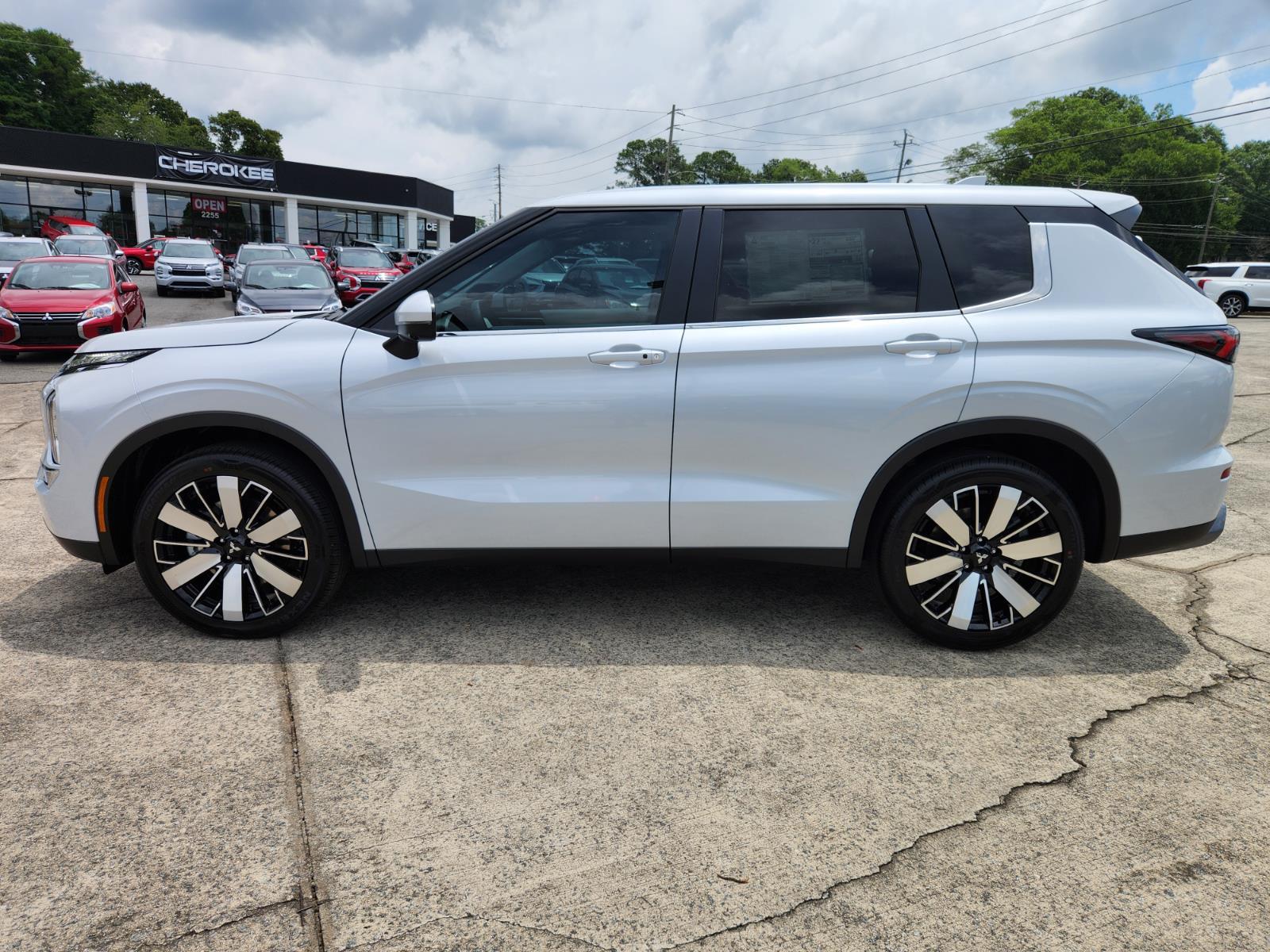 2025 Mitsubishi Outlander SE photo 4