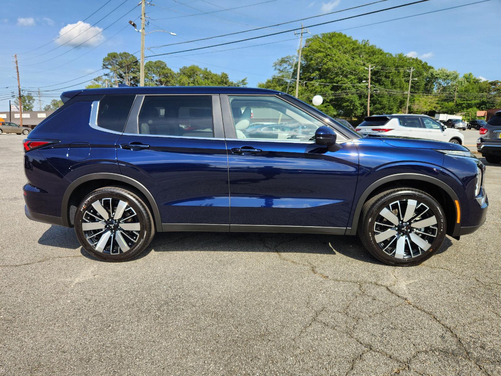 2025 Mitsubishi Outlander SE photo 2
