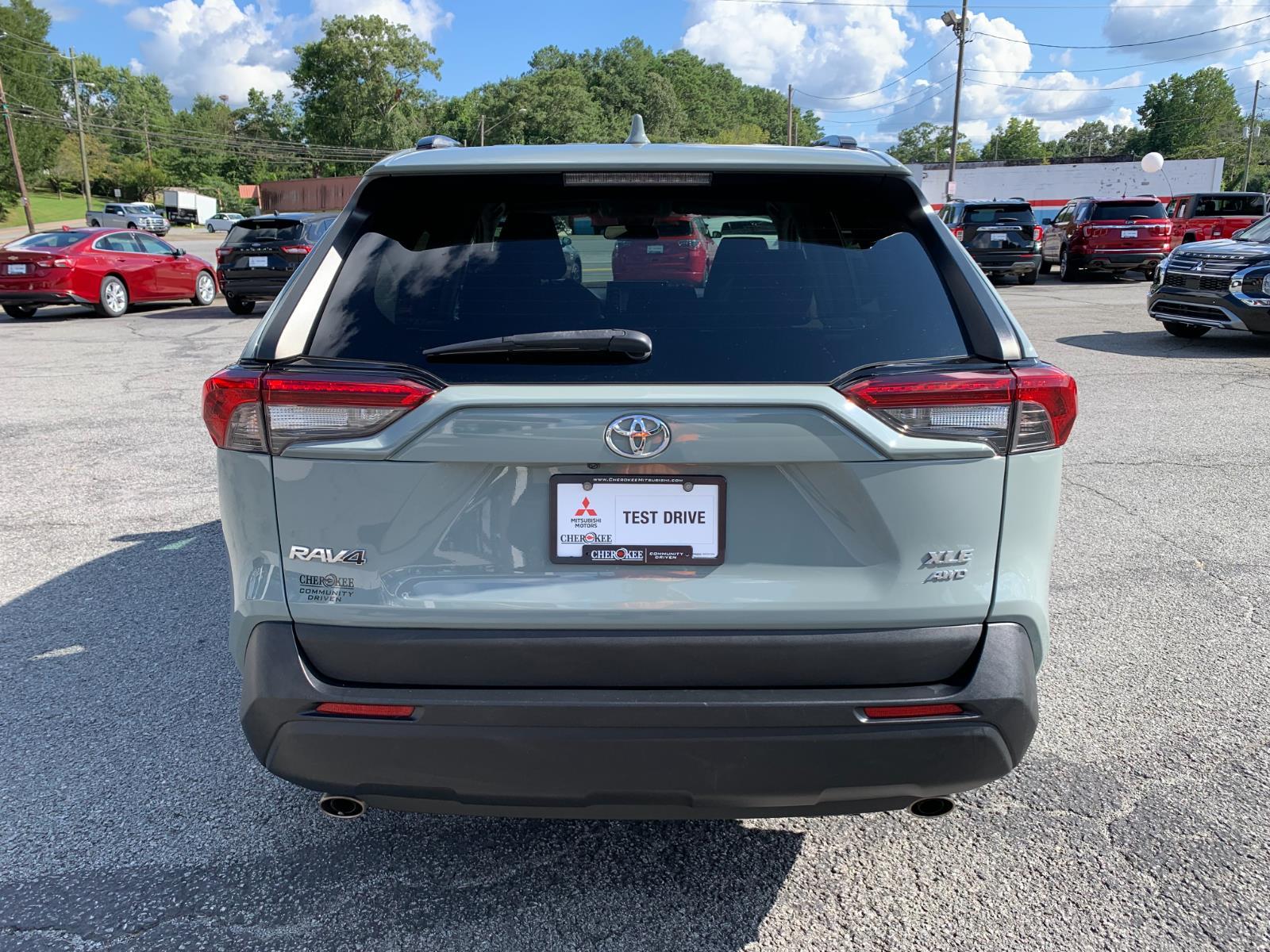 2021 Toyota RAV4 XLE photo 4