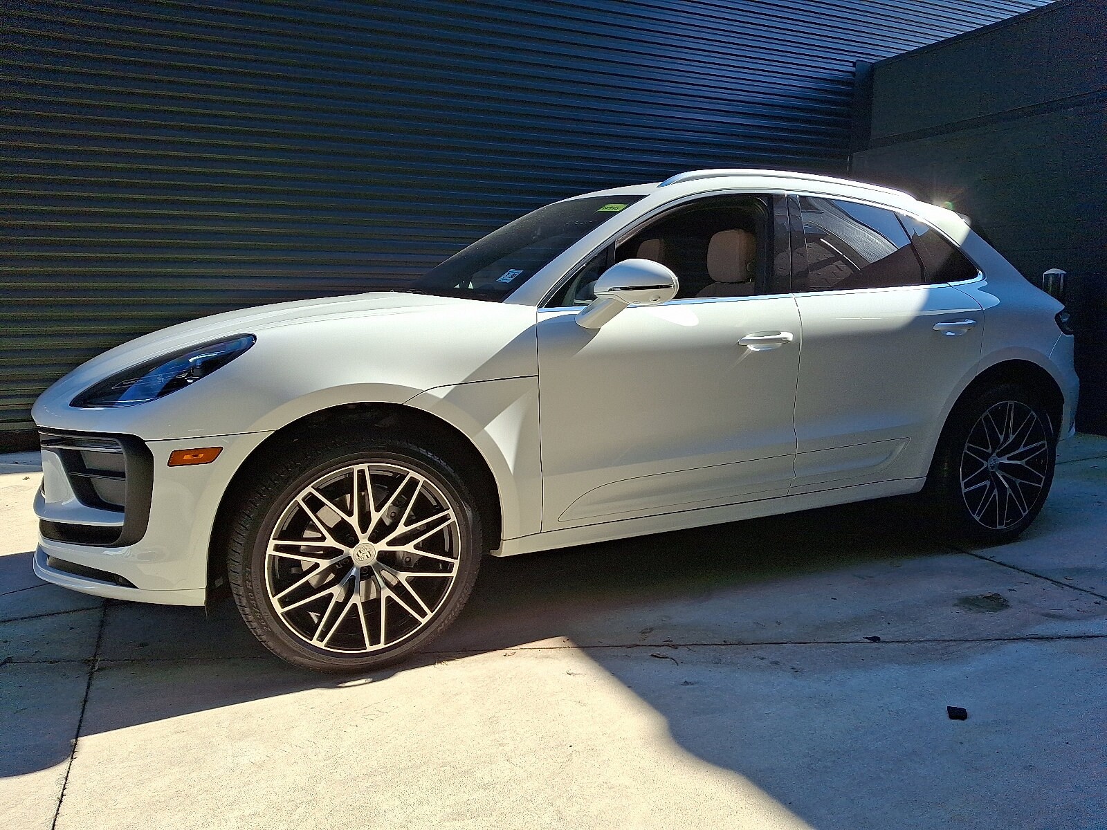 2025 Porsche Macan T photo 2
