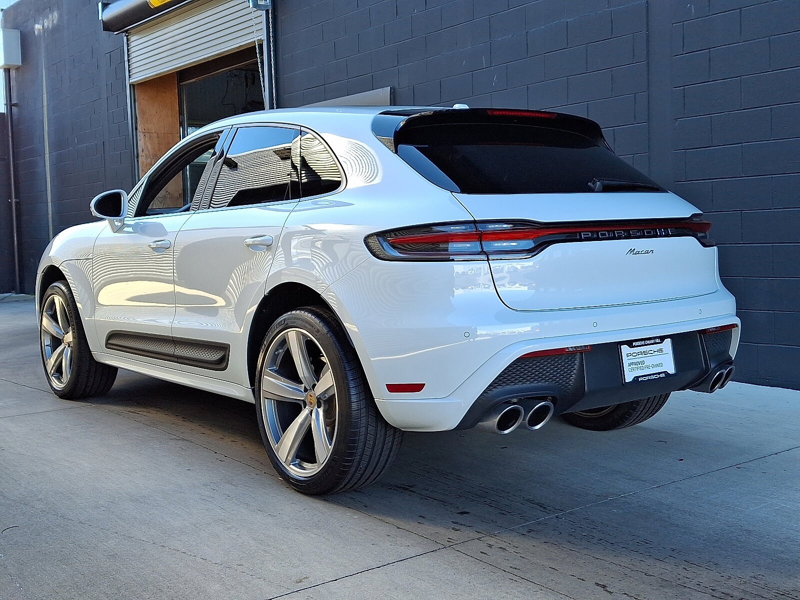 2025 Porsche Macan T photo 3