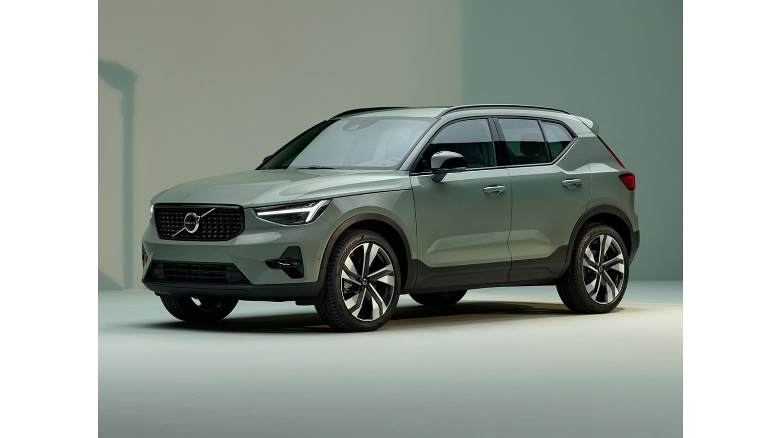 2024 Volvo XC40 B5 Plus Dark AWD's photo