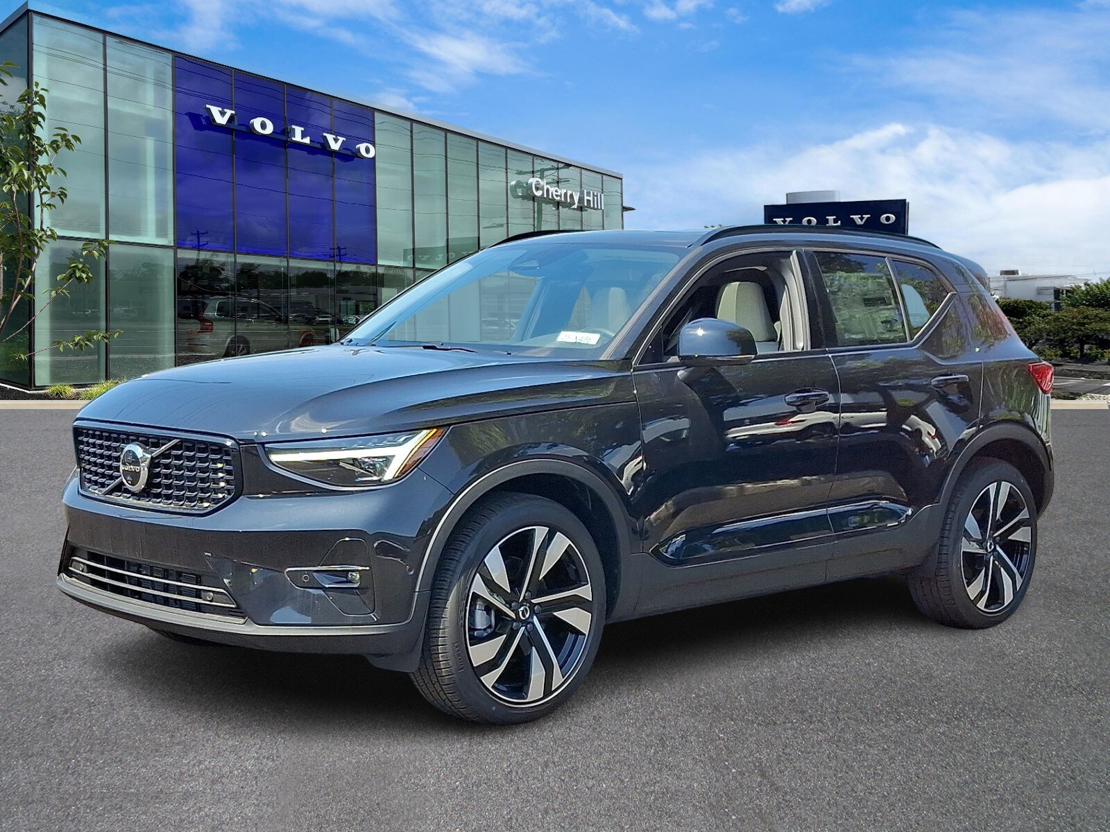 2025 Volvo XC40 photo 3