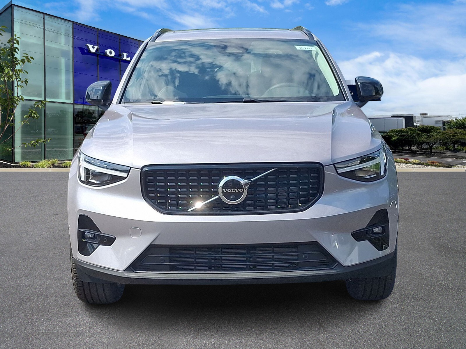2026 Volvo XC40 photo 2