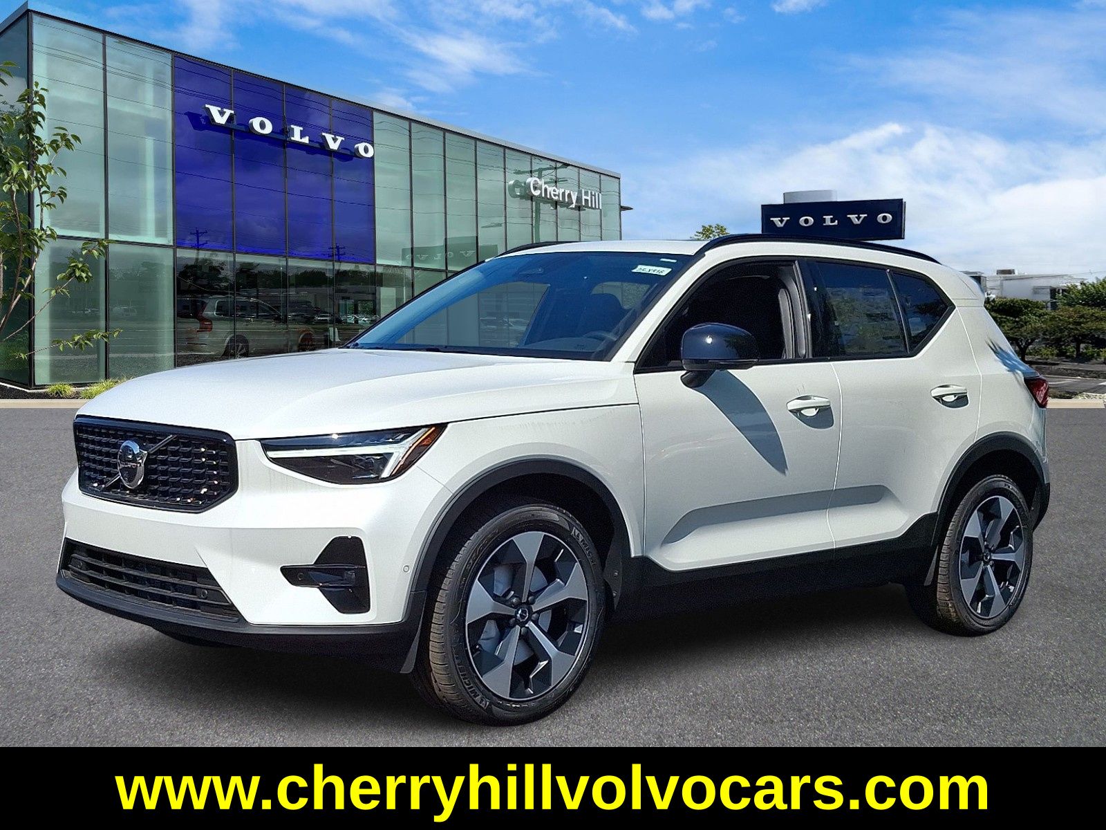 2025 Volvo XC40 Plus photo 2