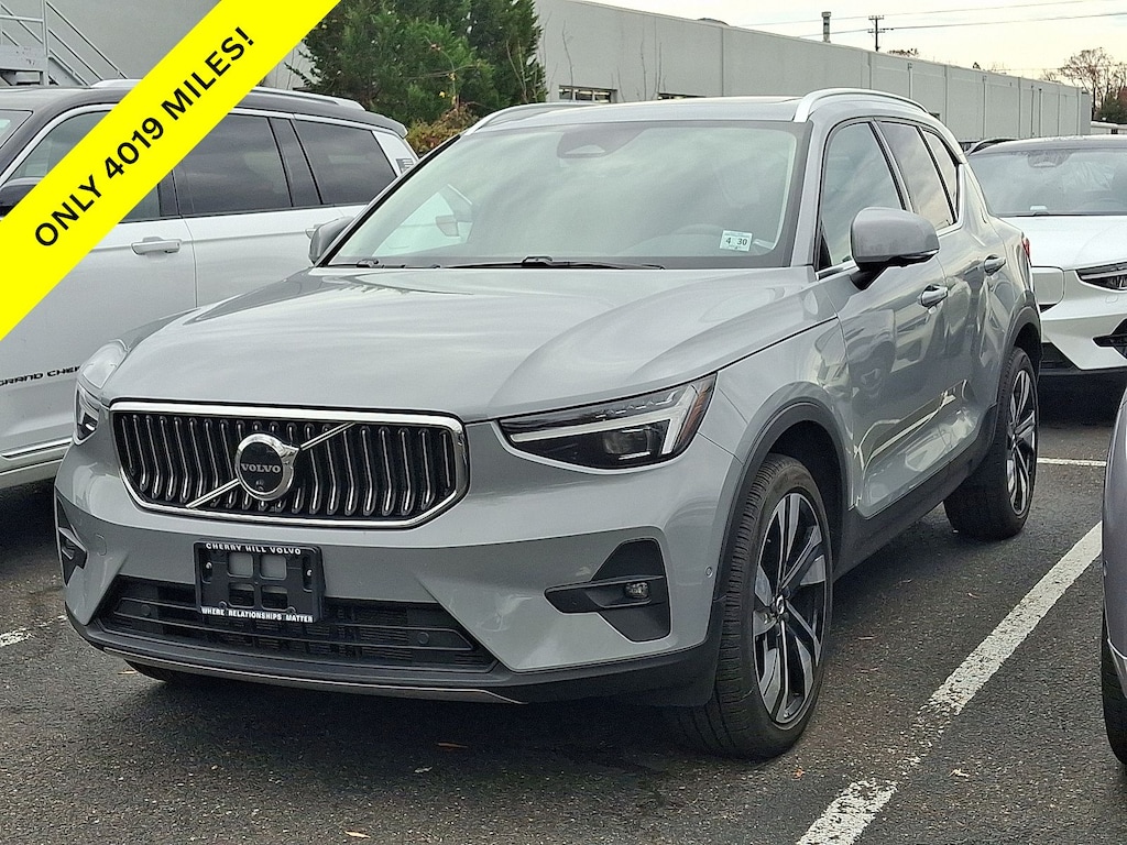 Certified 2025 Volvo XC40 B5 Ultra Bright Theme SUV