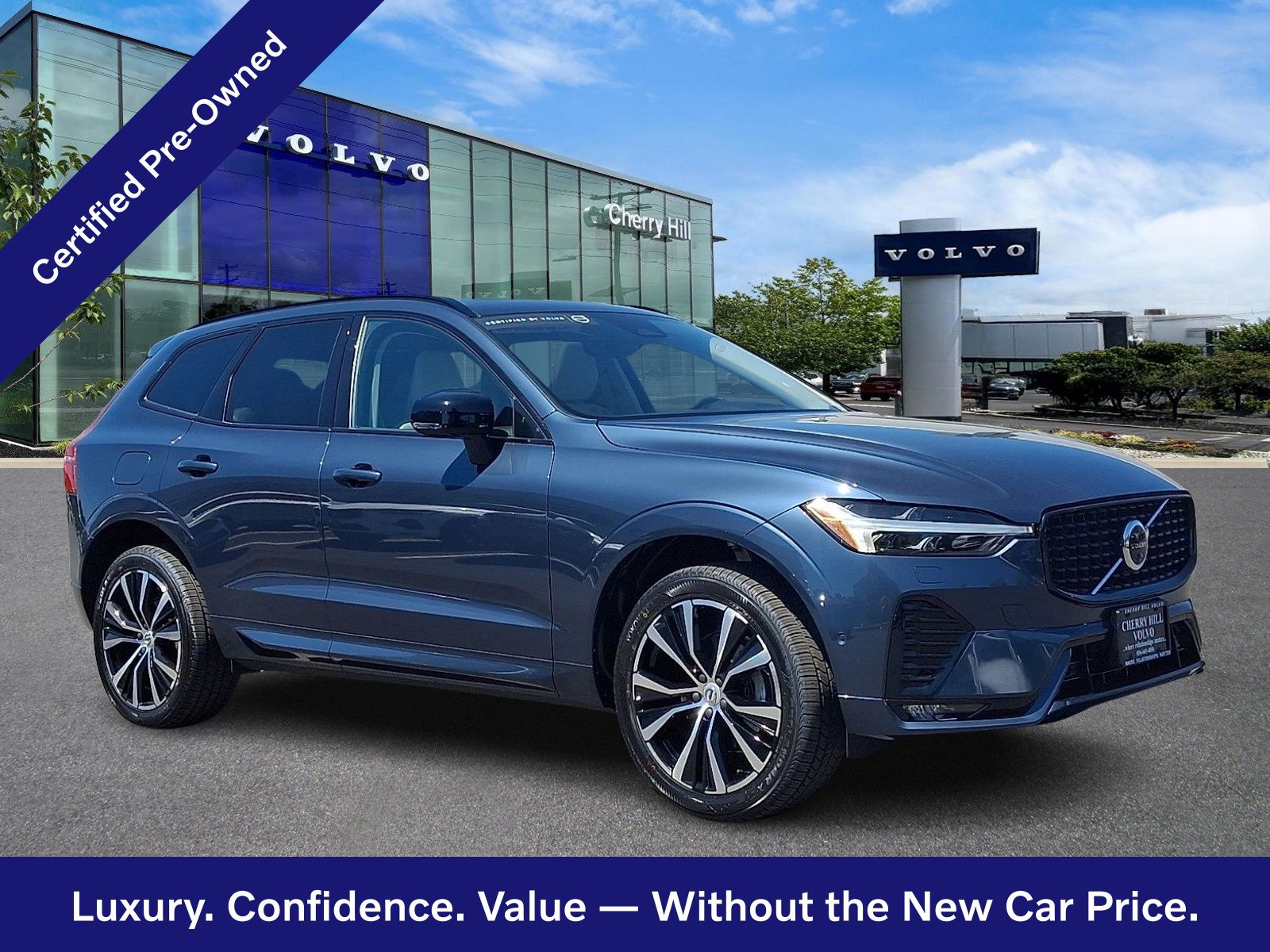 2024 Volvo XC60 B5 Plus Dark Theme AWD's photo